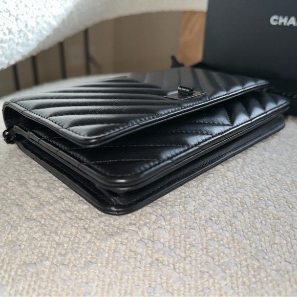 New Authentic Chanel So Black Reissue 2.55 Chevron WOC Wallet on Chain - Picture 6 of 11